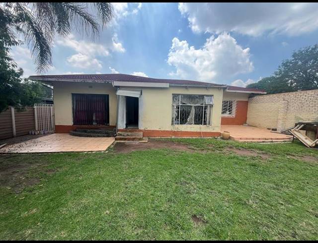 5 BEDROOM HOUSE FOR SALE IN KEMPTON PARK EXT 02